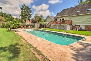 una piscina en el patio trasero de una casa en Savannah Family Home with Private Pool and Yard!, en Savannah