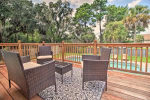 Rõdu või terrass majutusasutuses Savannah Family Home with Private Pool and Yard!