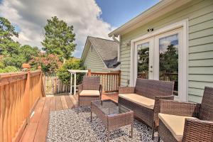 Rõdu või terrass majutusasutuses Savannah Family Home with Private Pool and Yard!