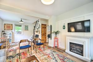 uma sala de estar com lareira e televisão em Pet-Friendly Saranac Lake Retreat with Deck and Yard em Saranac Lake