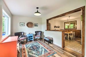 uma sala de estar com mesa e cadeiras em Pet-Friendly Saranac Lake Retreat with Deck and Yard em Saranac Lake
