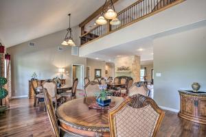 ein Esszimmer mit einem Tisch und Stühlen in der Unterkunft Luxury Custom Retreat 110-Acre Private Ranch in San Antonio