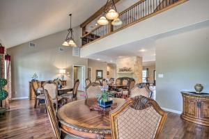 Un comedor con mesa y sillas en Luxury San Antonio Retreat 110-Acre Private Ranch, en San Antonio