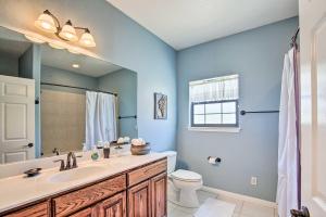Un baño con lavabo, inodoro y espejo. en Luxury San Antonio Retreat 110-Acre Private Ranch, en San Antonio 32 fotos más