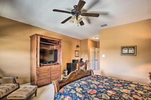 Schlafzimmer mit einem Bett und einem Deckenventilator in der Unterkunft Luxury Custom Retreat 110-Acre Private Ranch in San Antonio