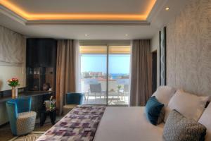 um quarto de hotel com uma cama e uma varanda em BW Premier Collection Mondial em Cannes