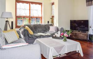 sala de estar con sofá y mesa en Beautiful Home In Gardna Wielka With Kitchen, en Gardna Wielka