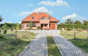 un camino de piedra que conduce a una casa en Beautiful Home In Gardna Wielka With Kitchen, en Gardna Wielka