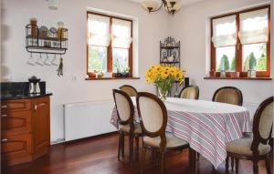 comedor con mesa y sillas en Beautiful Home In Gardna Wielka With Kitchen, en Gardna Wielka