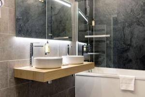 2 lavabos en un mostrador de madera en un baño en Best Western Hôtel Hermitage, en Montreuil-sur-Mer