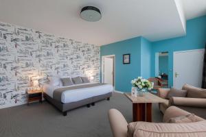 蒙特勒伊濱海的住宿－貝斯特韋斯特厄爾米塔奇酒店，一间卧室配有一张床和一张沙发