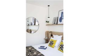 Een bed of bedden in een kamer bij Le Riviera Collection, Signature Collection by Best Western