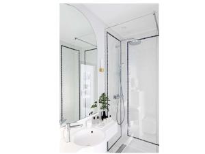 Een badkamer bij Le Riviera Collection, Signature Collection by Best Western