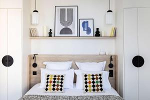 Een bed of bedden in een kamer bij Le Riviera Collection, Signature Collection by Best Western