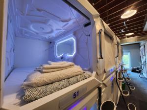 um pequeno quarto com uma cama num trailer em U Street Capsule Hostel em Washington