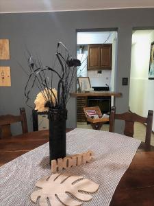 una mesa con un jarrón encima de una mesa en Cálido Departamento a una cuadra de Aristides en Mendoza