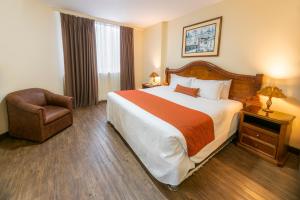 Llit o llits en una habitació de Miraflores Colon Hotel