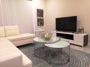 uma sala de estar com um sofá e uma televisão em "Smiles for your Trip" Wonderful and peaceful villa! em Davenport