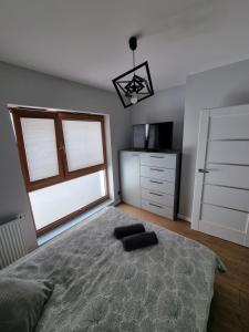 ein Schlafzimmer mit einem großen Bett und einem Fenster in der Unterkunft Apartament Ventus Business and Living 46 in Kielce