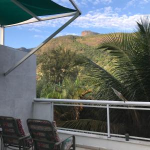 vistas a la montaña desde el balcón de una casa en Apartment Ilha da Gigóia, en Río de Janeiro