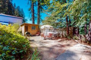 a backyard with a tent and a table and chairs at Vineyard Cottage in Guerneville