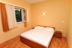 Posteľ alebo postele v izbe v ubytovaní Apartments by the sea Rogoznica - 3198