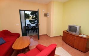 Televízia a/alebo spoločenská miestnosť v ubytovaní Apartments by the sea Rogoznica - 3198