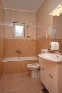 Kúpeľňa v ubytovaní Apartments by the sea Rogoznica - 3198