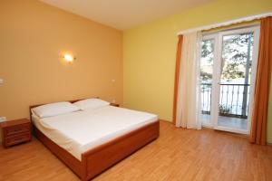 Posteľ alebo postele v izbe v ubytovaní Apartments by the sea Rogoznica - 3198