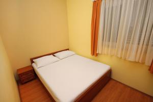 Posteľ alebo postele v izbe v ubytovaní Apartments by the sea Rogoznica - 3198