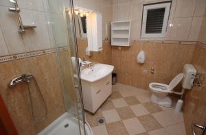 Kúpeľňa v ubytovaní Apartments by the sea Rogoznica - 3198
