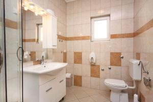 Koupelna v ubytování Apartments by the sea Rogoznica - 3199 + 34 fotografií
