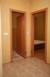 Posteľ alebo postele v izbe v ubytovaní Apartments by the sea Rogoznica - 3198