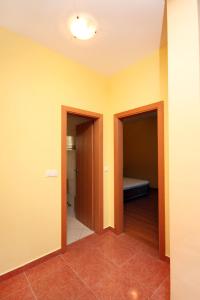 Postel nebo postele na pokoji v ubytování Apartments by the sea Rogoznica - 3199