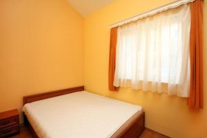 Postel nebo postele na pokoji v ubytování Apartments by the sea Rogoznica - 3199