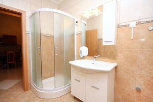 Koupelna v ubytování Apartments by the sea Rogoznica - 3199