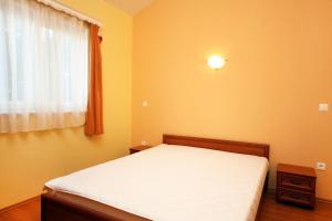 Postel nebo postele na pokoji v ubytování Apartments by the sea Rogoznica - 3199