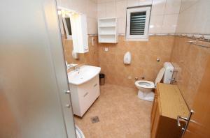Kúpeľňa v ubytovaní Apartments by the sea Rogoznica - 3198