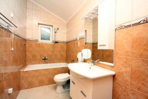Koupelna v ubytování Apartments by the sea Rogoznica - 3199