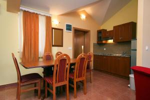 Kuchyň nebo kuchyňský kout v ubytování Apartments by the sea Rogoznica - 3199
