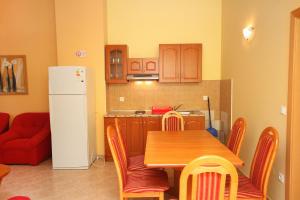 Kuchyňa alebo kuchynka v ubytovaní Apartments by the sea Rogoznica - 3198