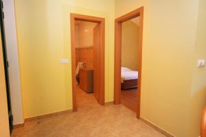 Posteľ alebo postele v izbe v ubytovaní Apartments by the sea Rogoznica - 3198