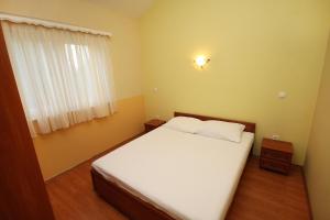 Posteľ alebo postele v izbe v ubytovaní Apartments by the sea Rogoznica - 3198