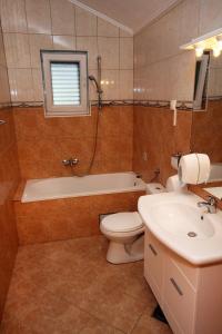 Kúpeľňa v ubytovaní Apartments by the sea Rogoznica - 3198 + 34 fotografií