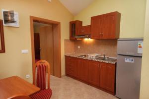 Kuchyňa alebo kuchynka v ubytovaní Apartments by the sea Rogoznica - 3198