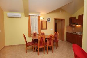 Kuchyňa alebo kuchynka v ubytovaní Apartments by the sea Rogoznica - 3198