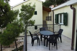 Balkón alebo terasa v ubytovaní Apartments by the sea Rogoznica - 3198