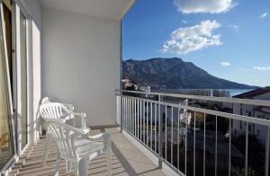 balcón con 2 sillas y vistas al océano en Apartments with a parking space Duce, Omis - 3190, en Duće