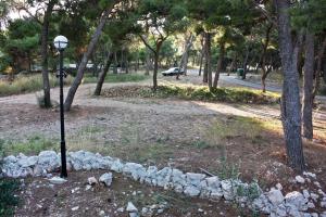 Vonkajšia záhrada v ubytovaní Apartments by the sea Rogoznica - 3197