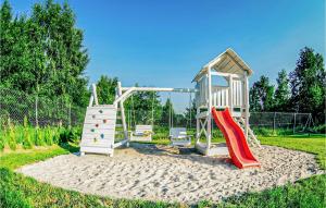 un parque infantil con un tobogán y un tobogán en 2 Bedroom Lovely Home In Dabki en Dąbki